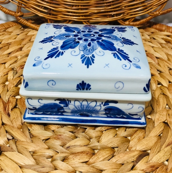 Rare, porcelain box.  Excellent condition.  Check - Picture 8 of 12